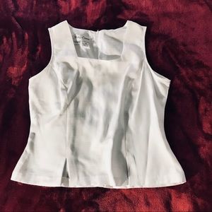 {BETSY LAUREN} WHITE SLEEVELESS BLOUSE ⬇️ $15